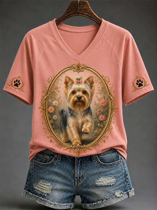 Damska koszulka z dekoltem w szpic w stylu retro z nadrukiem dla psa